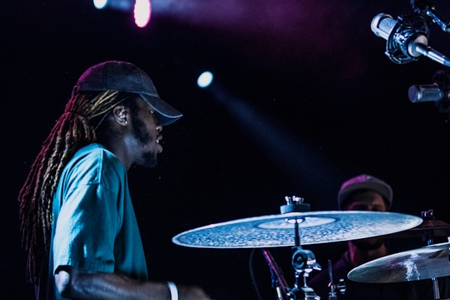 Focus en concentratie tijdens het drummen